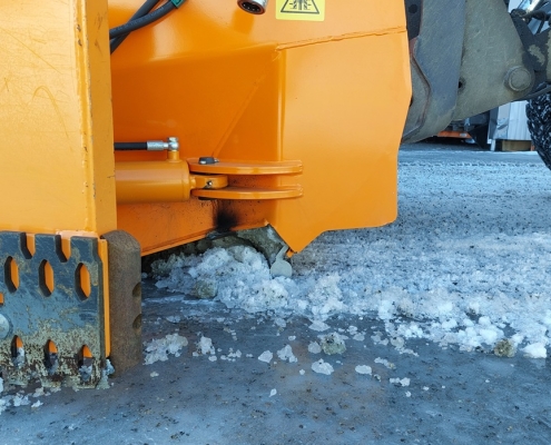 Hybrid bucket with stinger blade