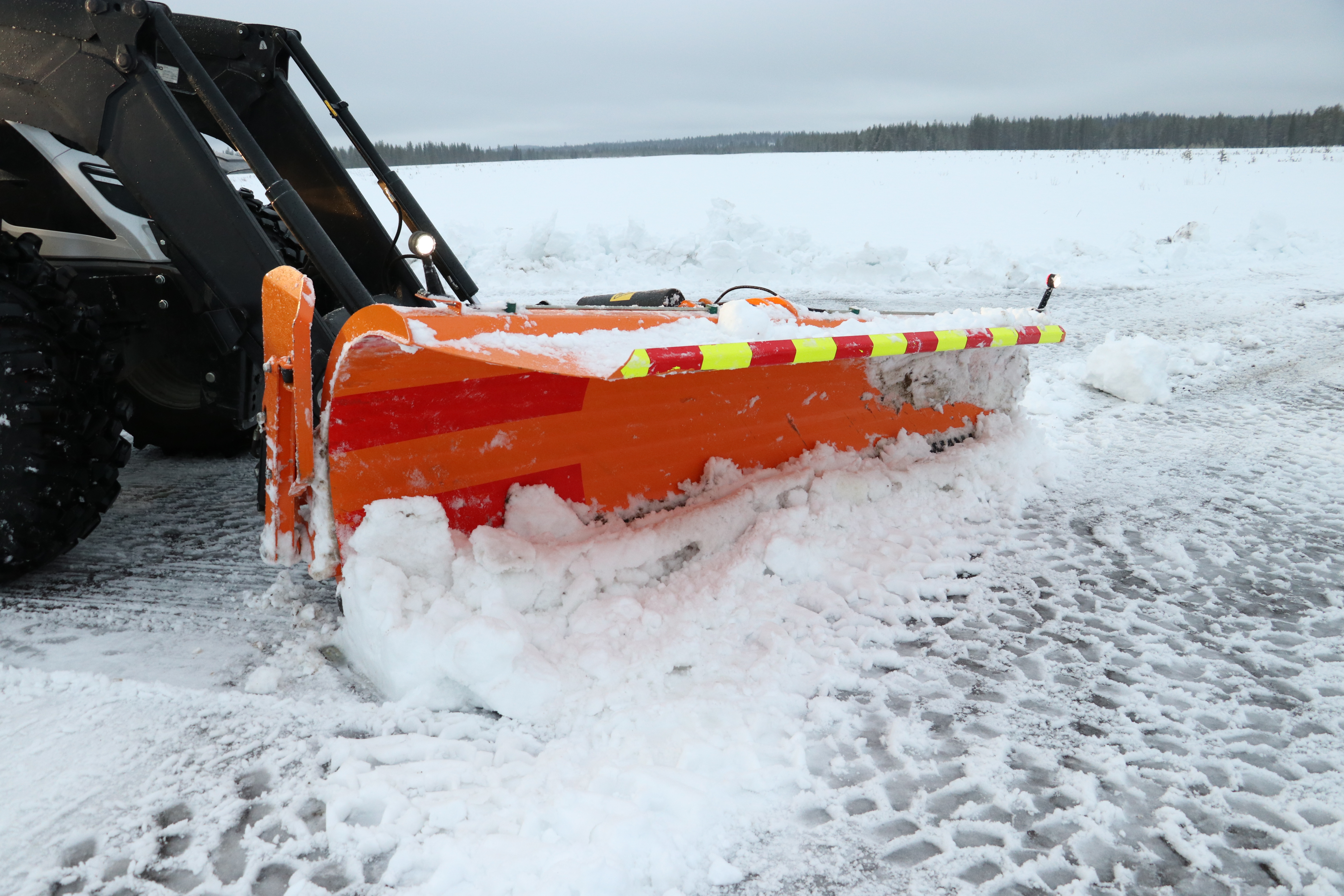 FMG Basic alueaura lumistopparin kanssa / FMG Basic plough with hydraulic snow stopper
