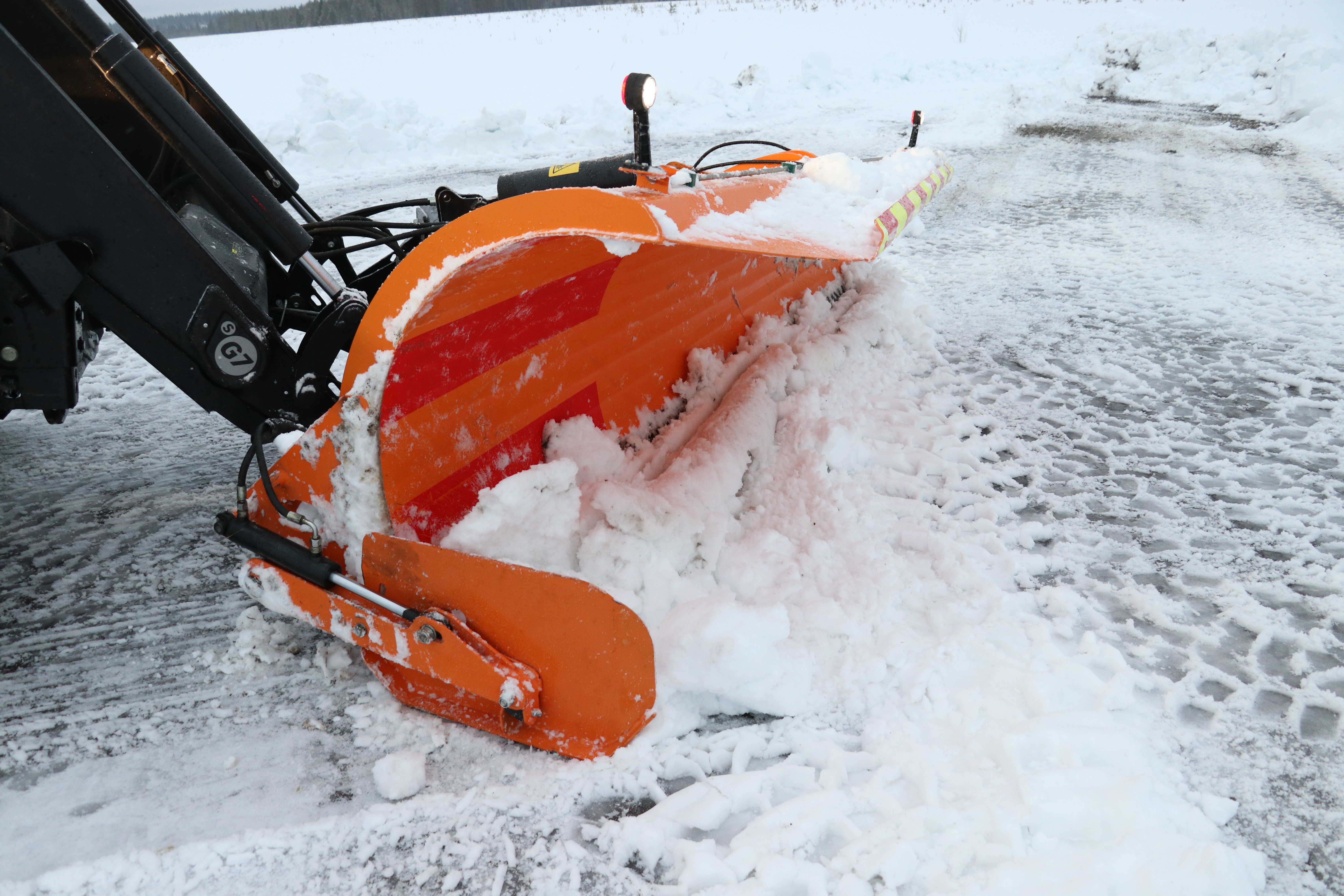 FMG Basic aura lumistipparin kanssa / FMG Basic plough with hydraulic snow stopper